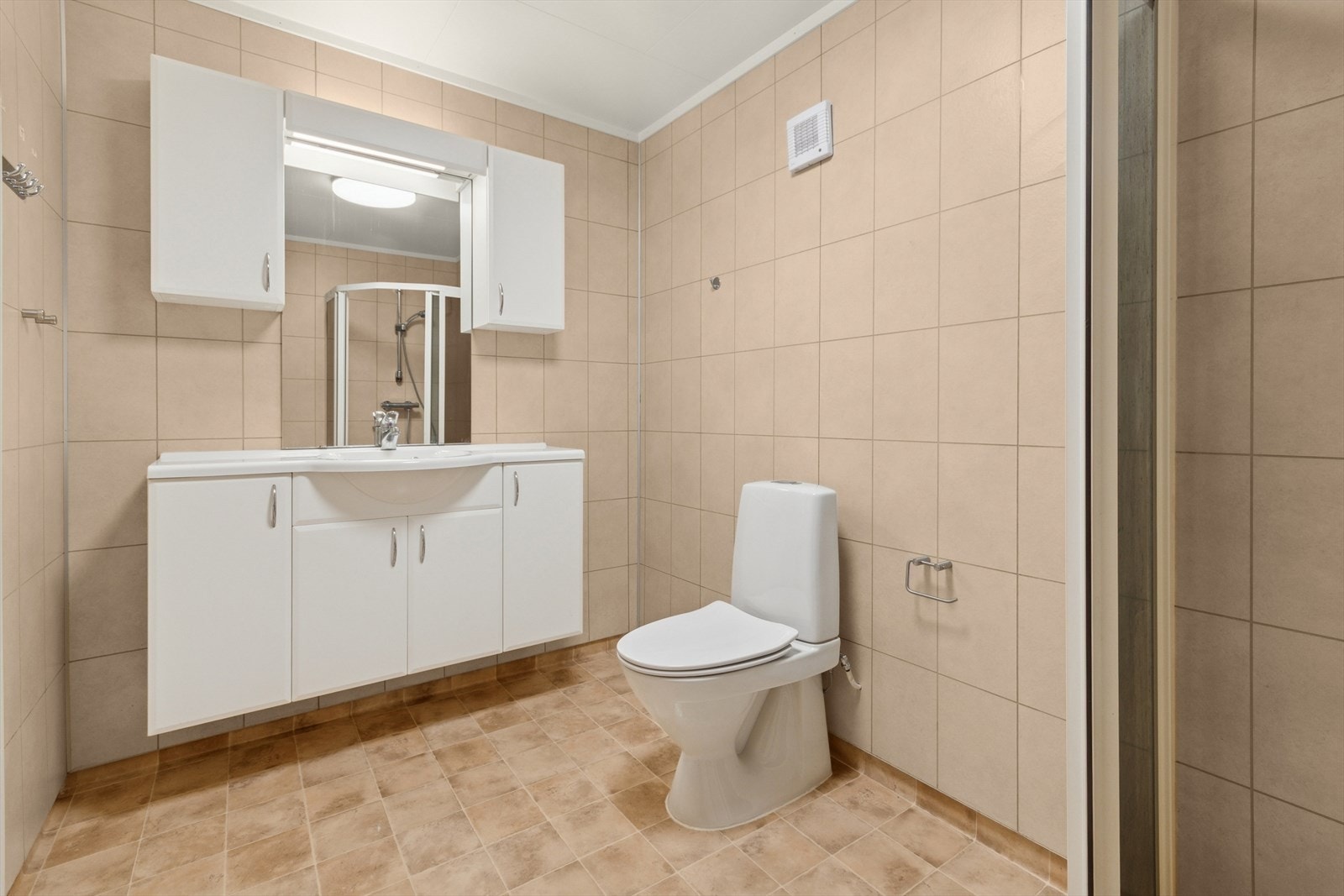 Bad i underetasjen med dusj, vask og toalett. Rommet er ikke godkjent på originale bygningstegninger. Se beskrivelse i salgsoppgave Galleribilde