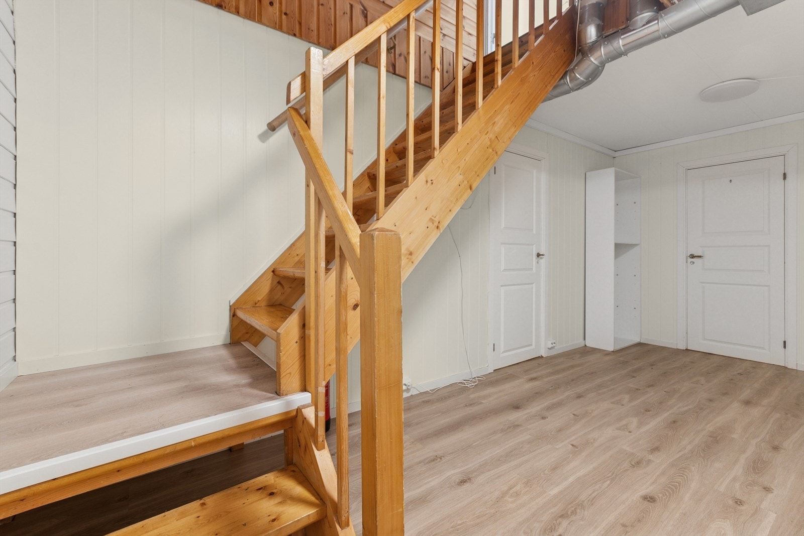 Trapperom og gang i kjelleren Galleribilde