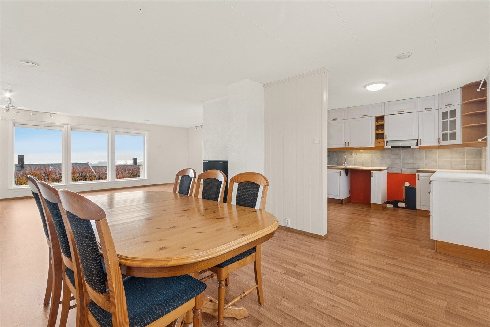 Det er plass til en stor spisestue mellom kjøkken og stue Galleribilde