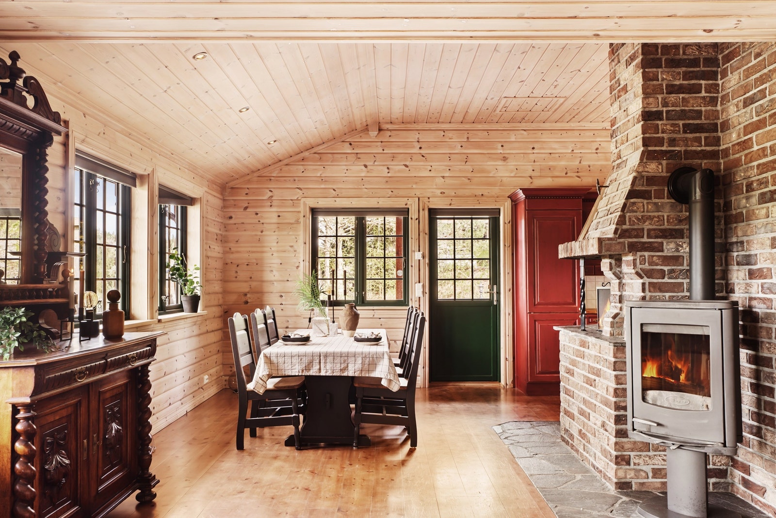 Hyggelig spiseplass i tilknytning til kjøkkenet Galleribilde