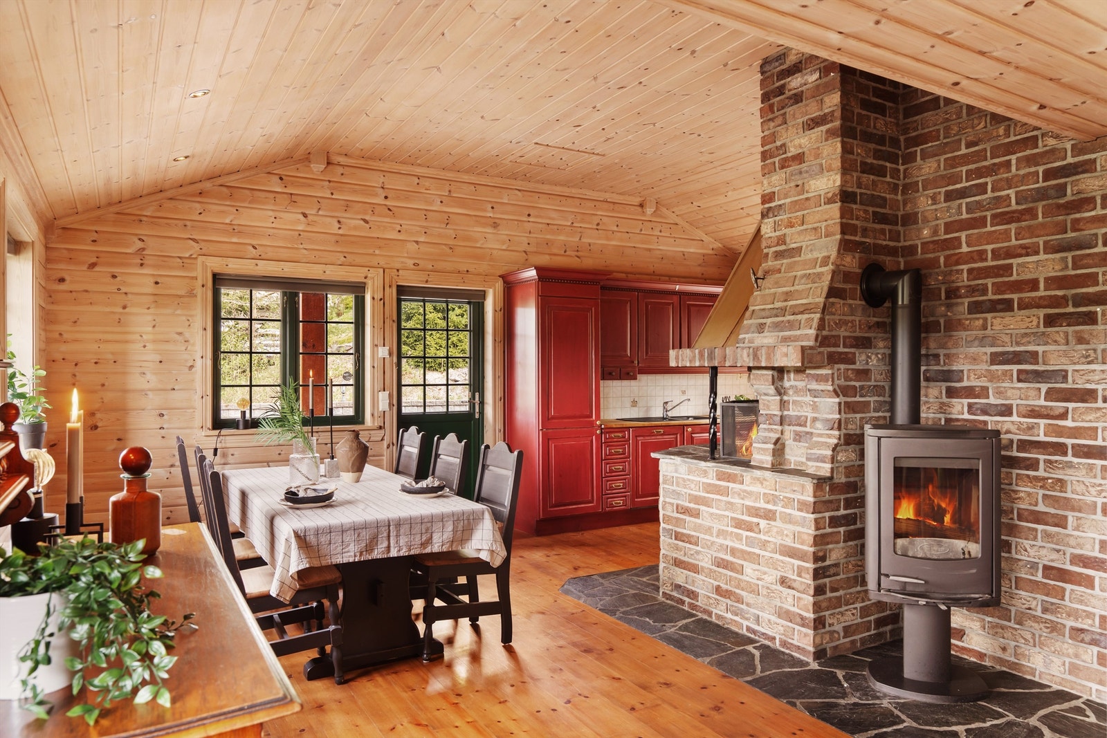 Boligen har en flott to-sidig murt peis som gir deg varme og stemning på hver kant, et stilig element som binder rommene sammen. Galleribilde