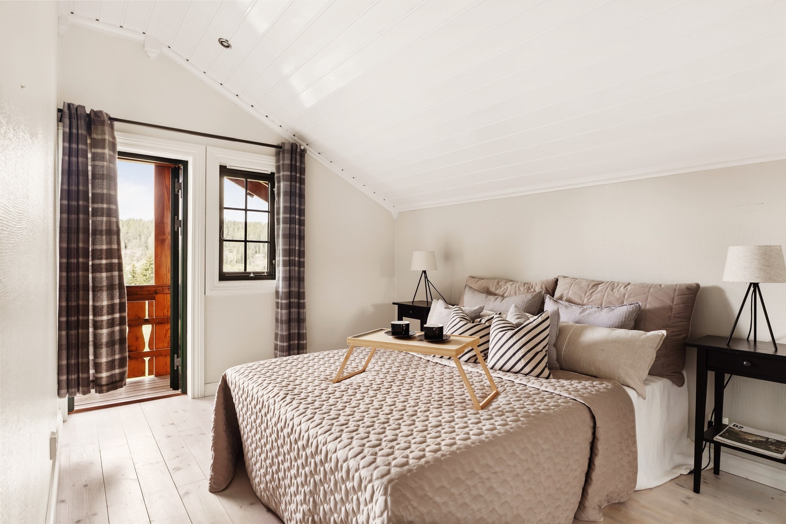 Soverom 2, er av god størrelse med utgang til egen balkong Galleribilde