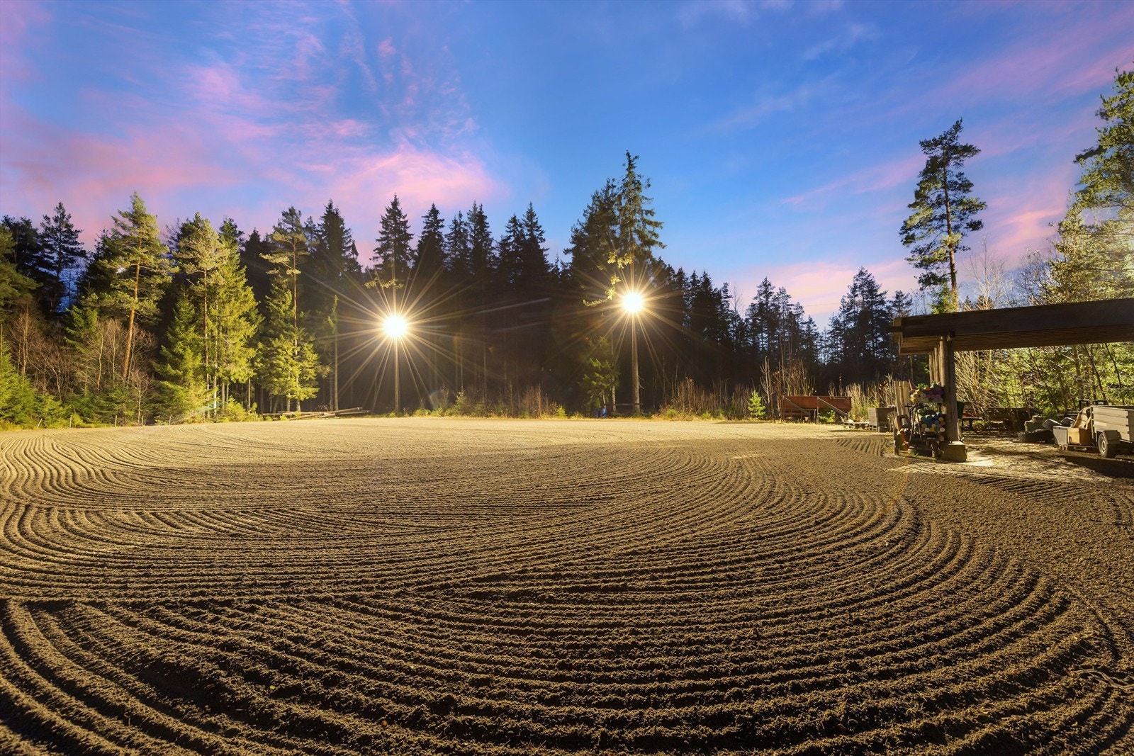 Nabo har også stor ridebane man kan leie Galleribilde