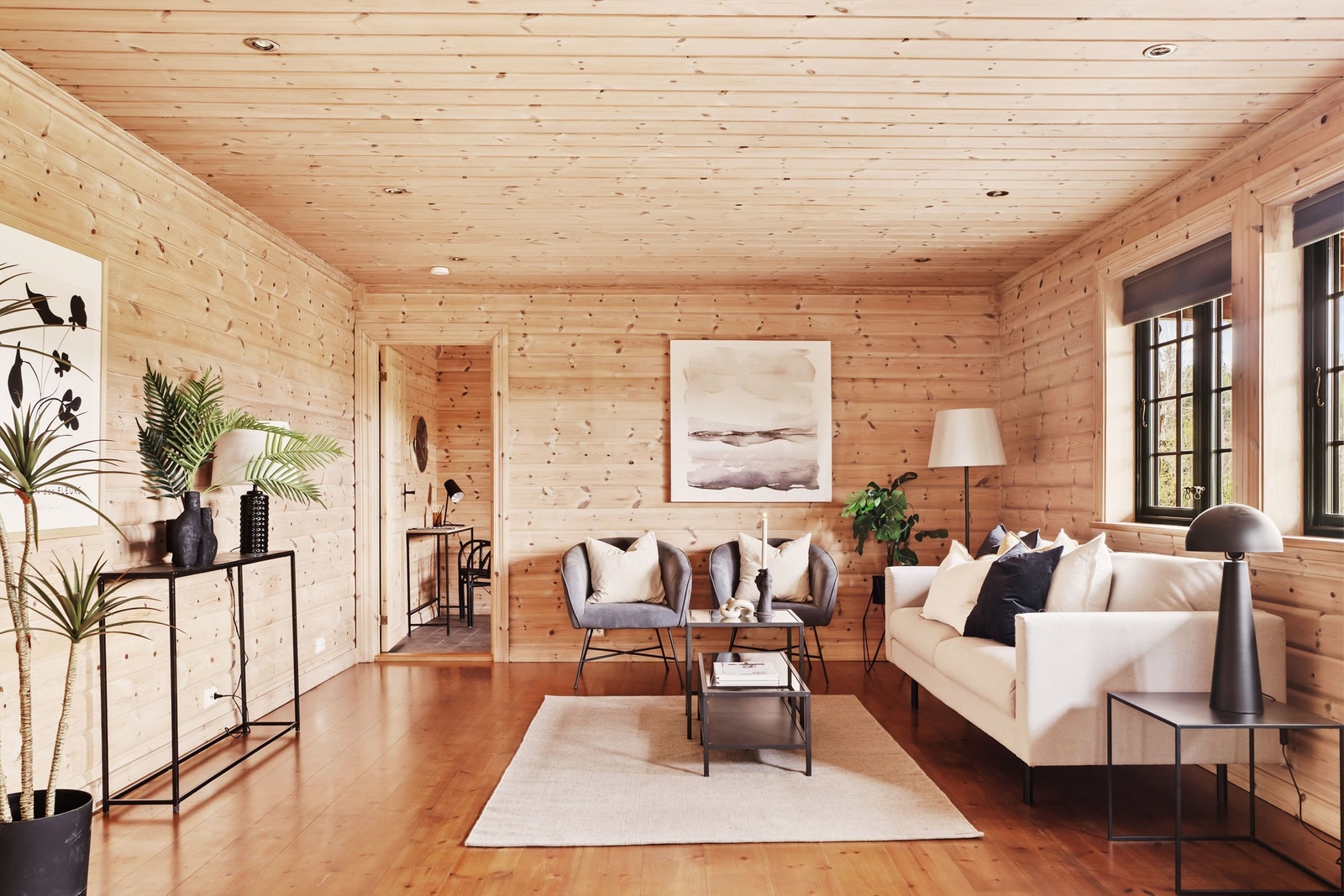 Det er gode møbleringsmuligheter i stuen, med mulighet for inndeling i ulike "soner". Galleribilde