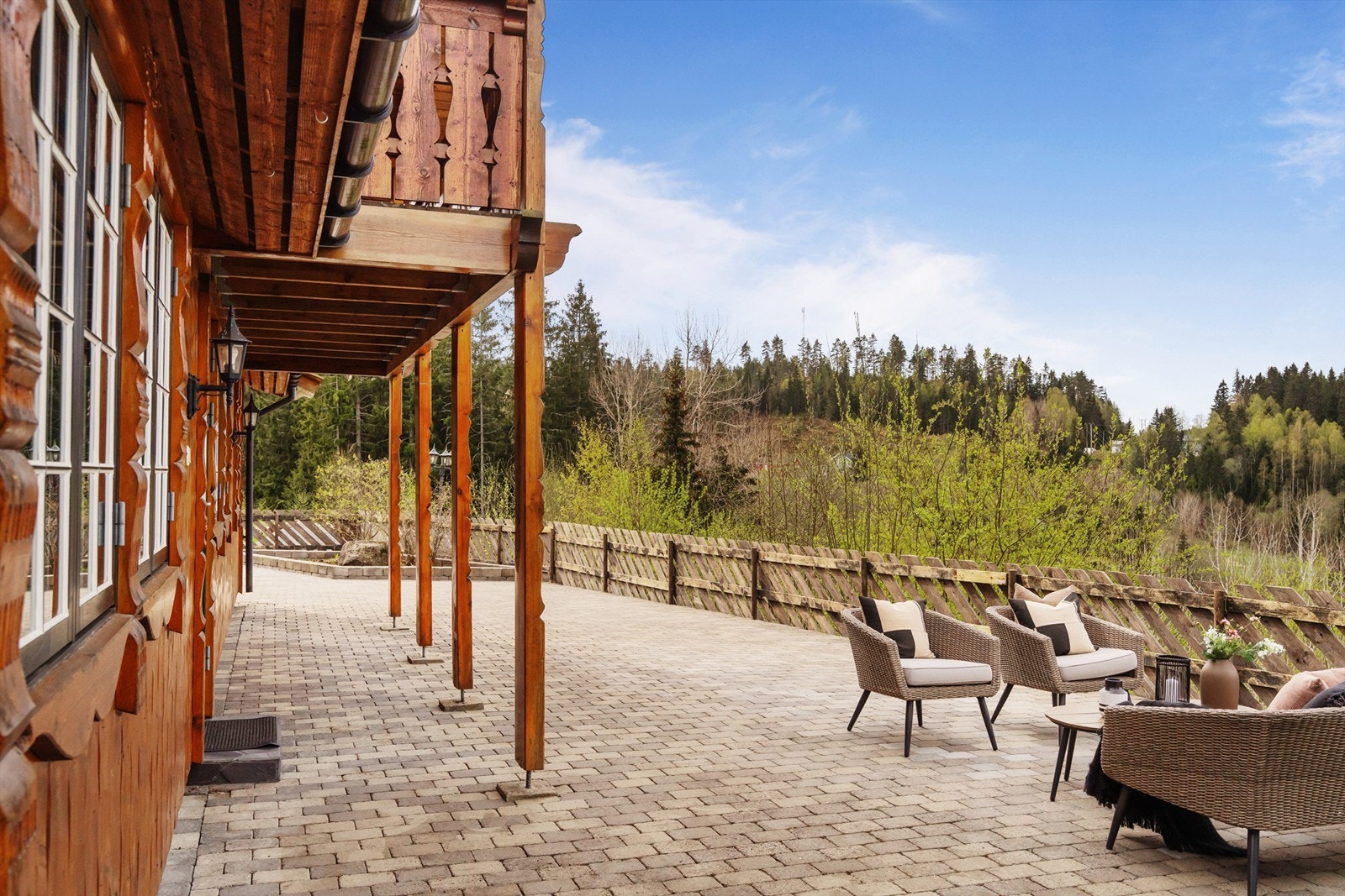 Uteplassen er perfekt for både avslapning og sosiale sammenkomster med god plass til møbler eller kanskje et utekjøkken? Galleribilde