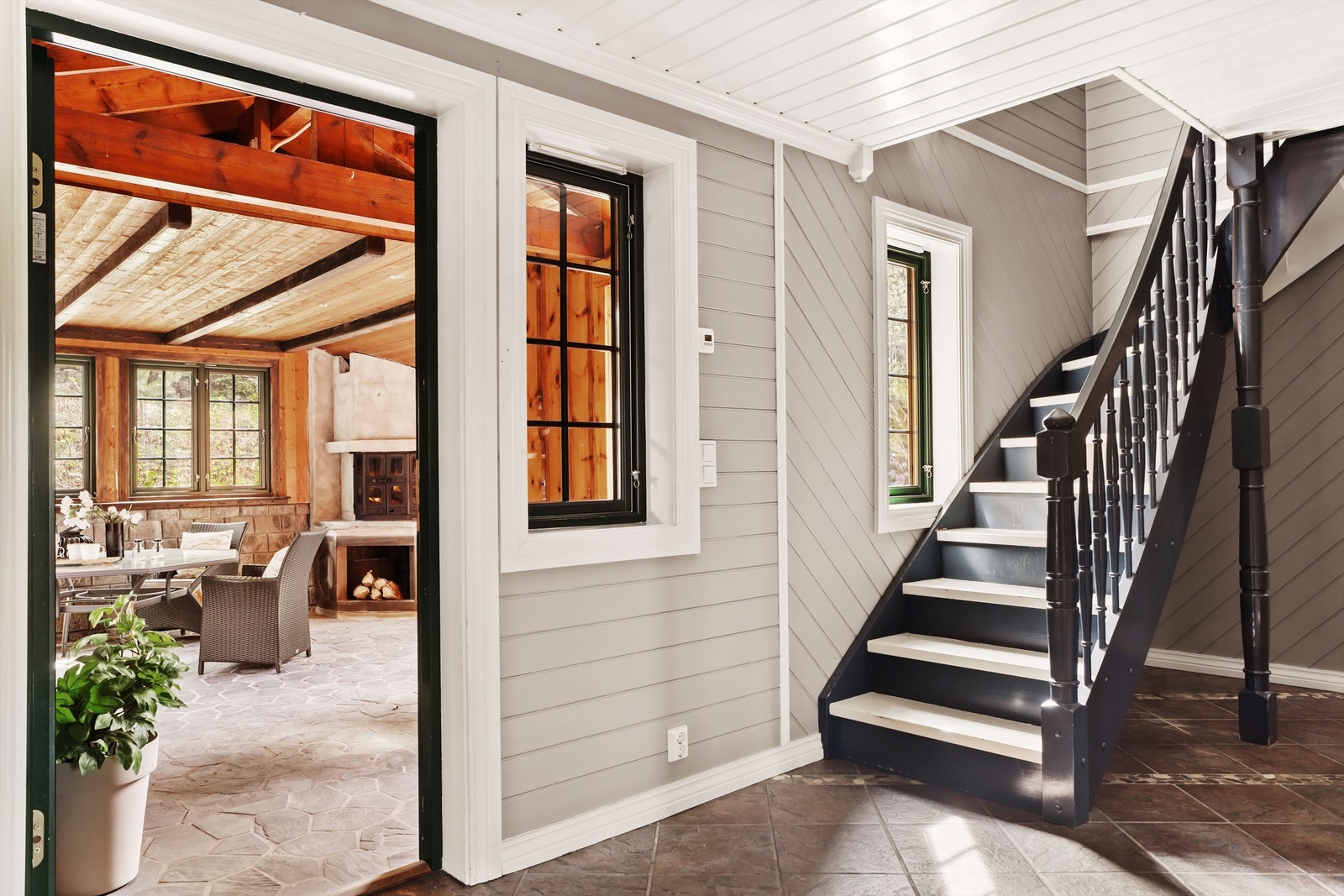 Entreen er romslig med god plass til ønskede garderobeløsninger. Trappen leder deg opp til boligens andre etasje. Galleribilde