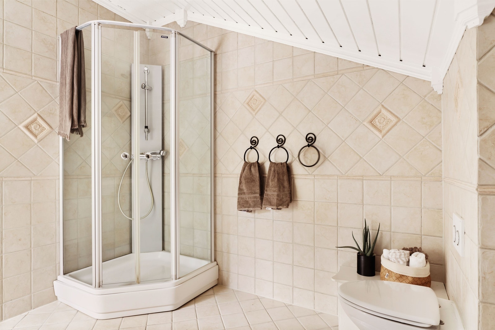 Rommet har elektriske varmekabler i gulv. Galleribilde