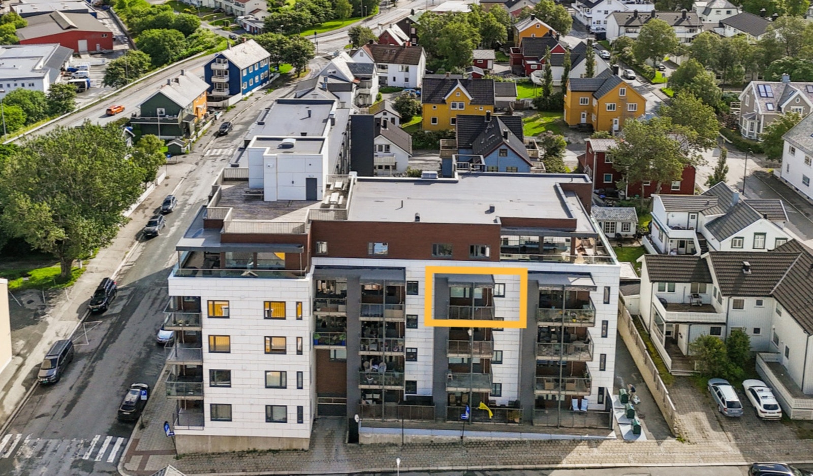 Velkommen til Storgata 88 - leilighet 406 i 4.etasje. Foto: Efkt og Leel (drone/sommerbilder). Galleribilde