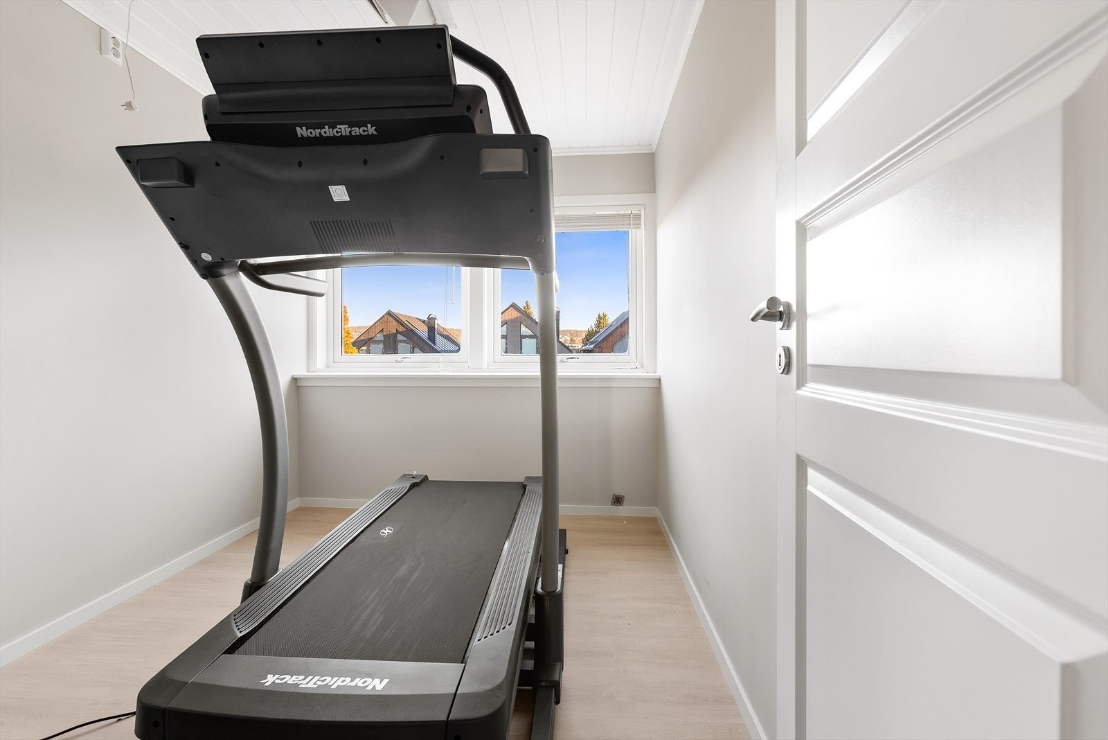 Et disponibelt rom som i dag benyttes til trening, med vindu som gir dagslys. Galleribilde