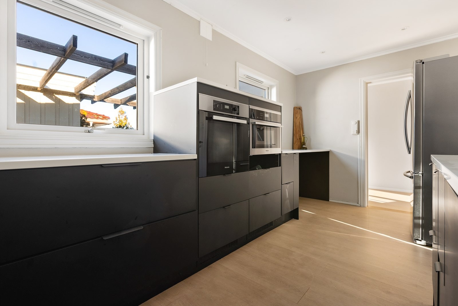 Innredningen inkluderer integrerte hvitevarer i høyskap for et ryddig uttrykk. Galleribilde