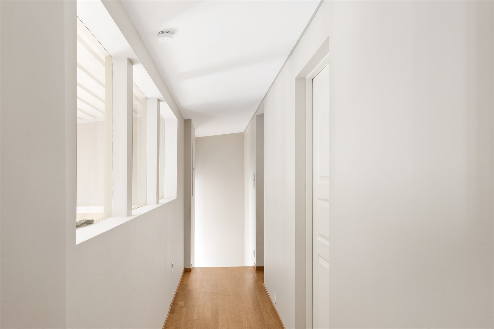 Overlys i gangen bidrar med ekstra naturlig lys inn i boligens private sone. Galleribilde