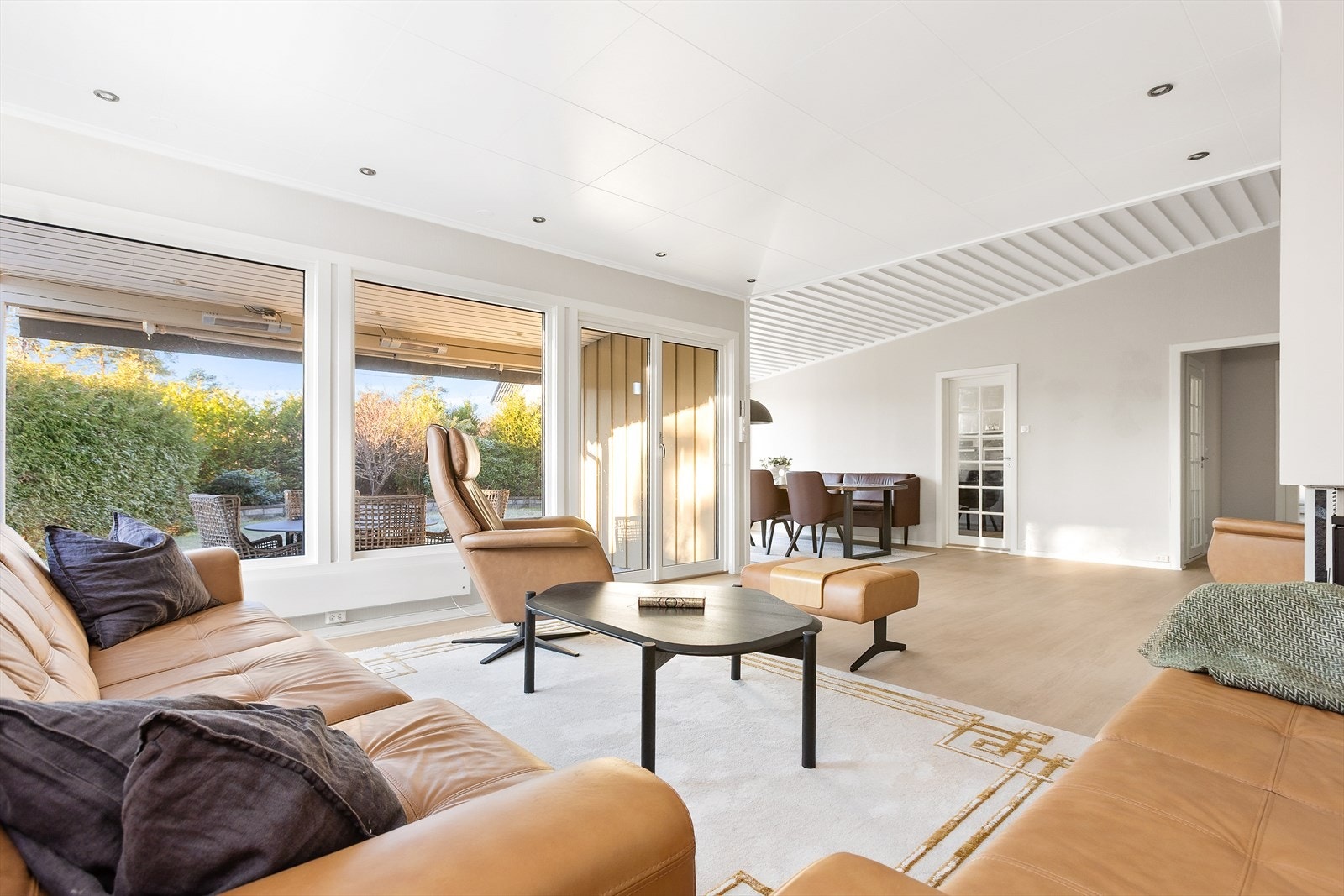 Stuen er et lyst og åpent rom med store gode vindusflater mot hagen. Galleribilde