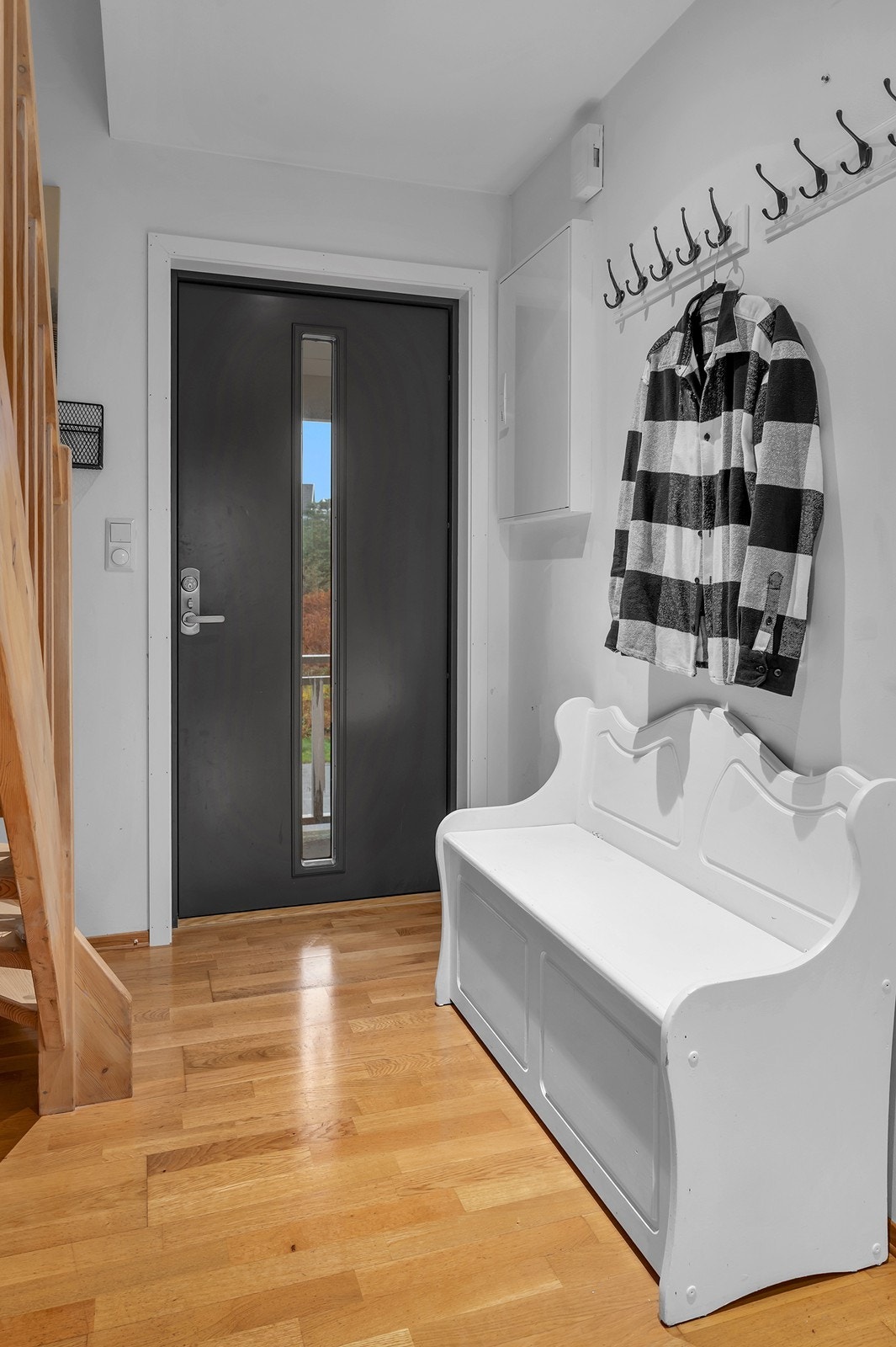 Inngangsparti med knagger for yttertøy. Galleribilde