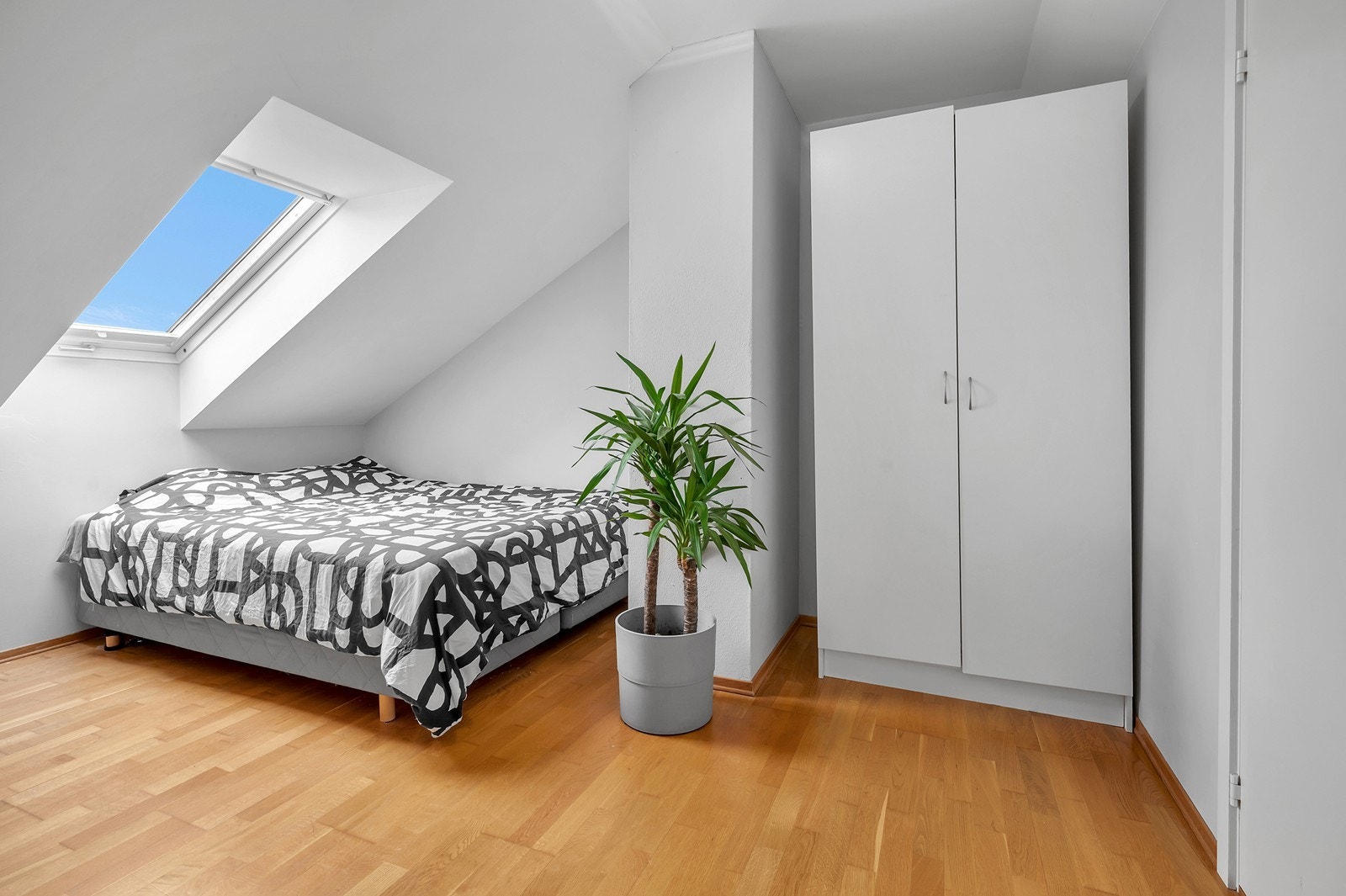 På loftet er det også et romslig soverom nr. 3. Til høyre en praktisk innvendig bod for lagring. Galleribilde