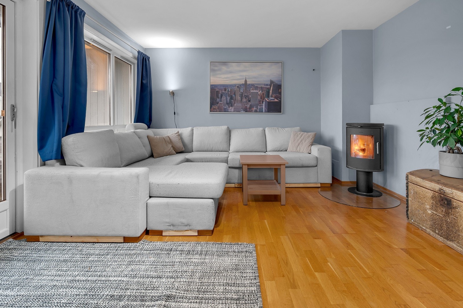 Legg merke til at det er montert vedovn i stuen - perfekt for hygge og de kalde dagene. Galleribilde