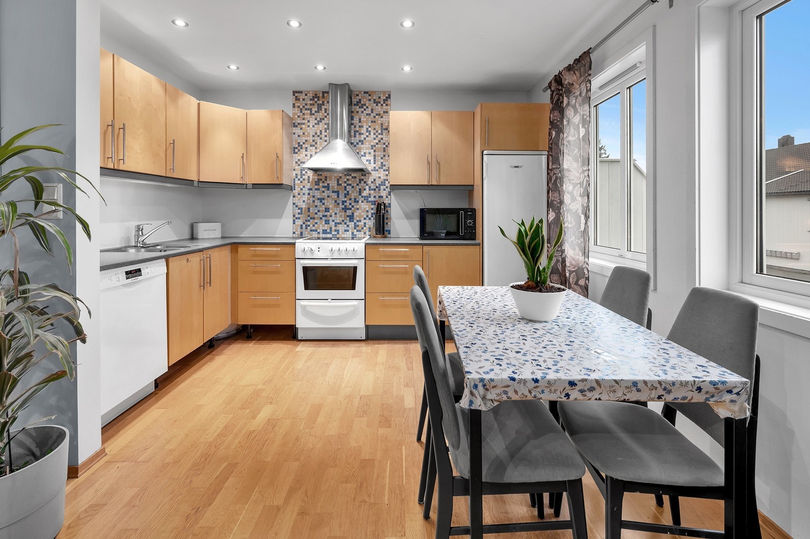 Flott kjøkken med godt med skap- og benkeplass. Spotter i taket med dimmer. Galleribilde