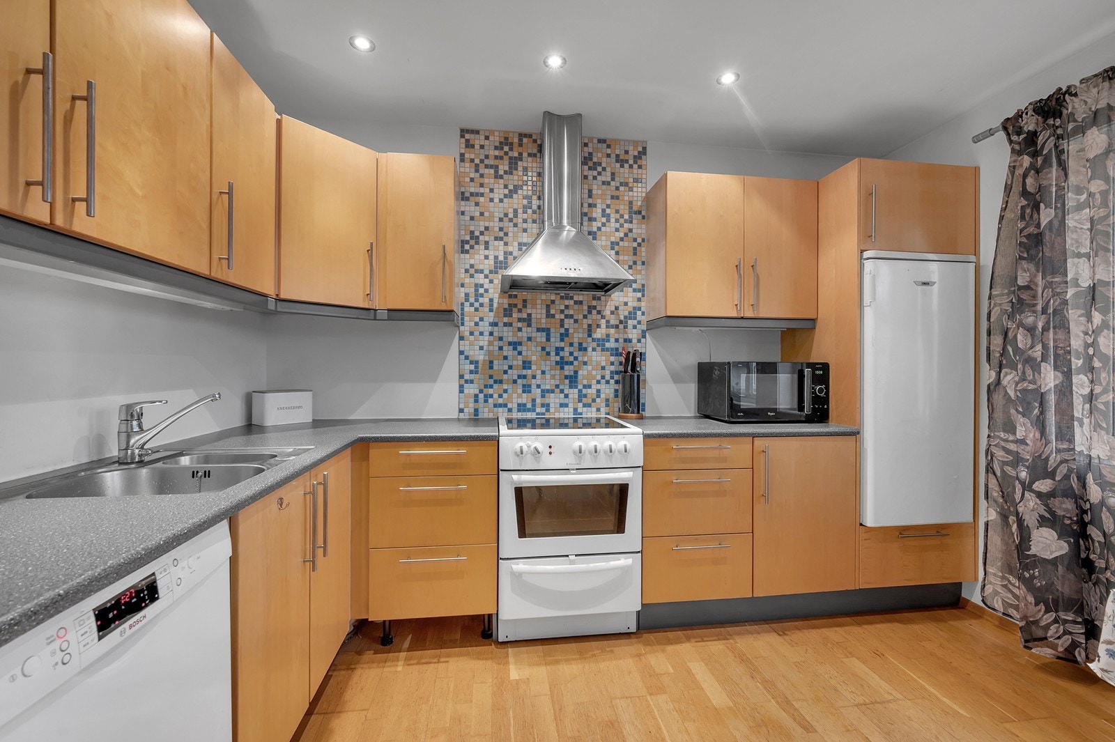 Hvitevarer som komfyr, kjøleskap og oppvaskmaskin medfølger handelen. Galleribilde