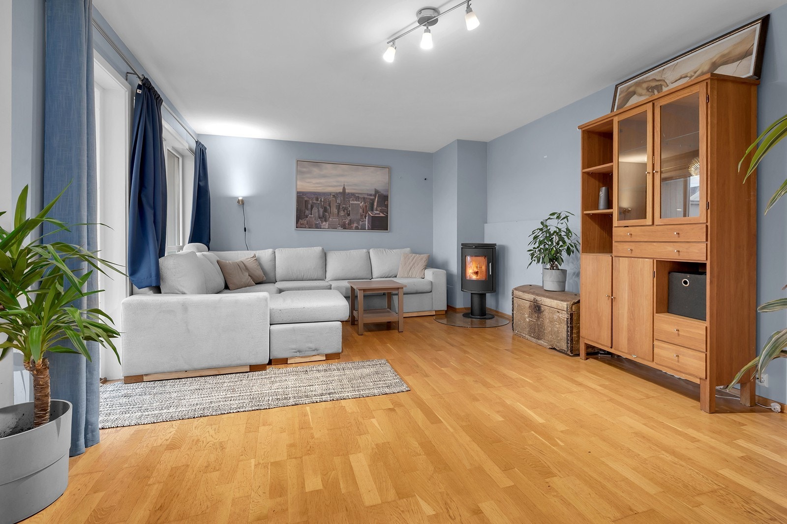 Romslig stue hvor det er god plass for å innrede med stor sofaseksjon. Galleribilde