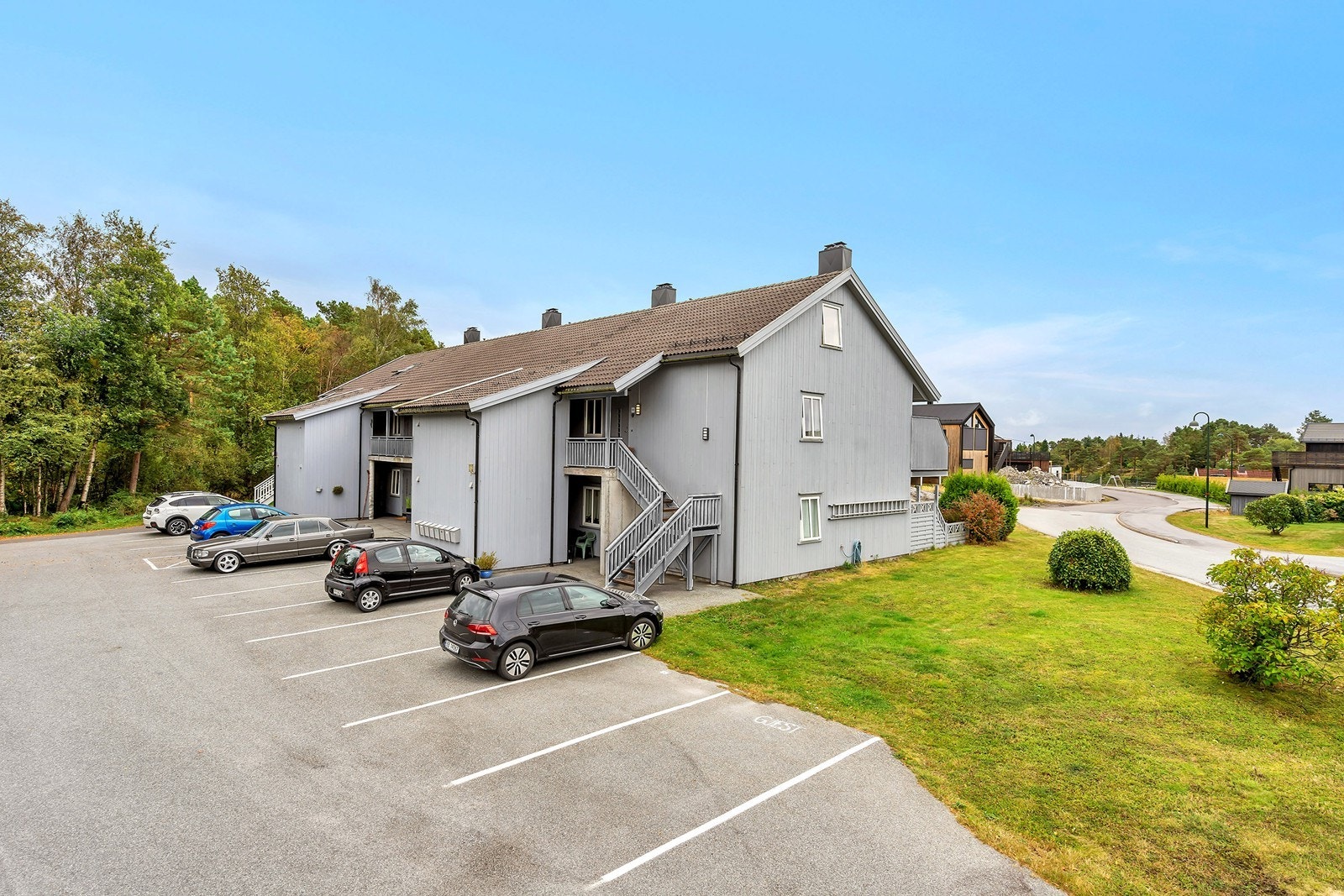 Foran følger det med egen biloppstillingsplass, og det er mulighet for lading av elbil på felles ladeplass. Galleribilde