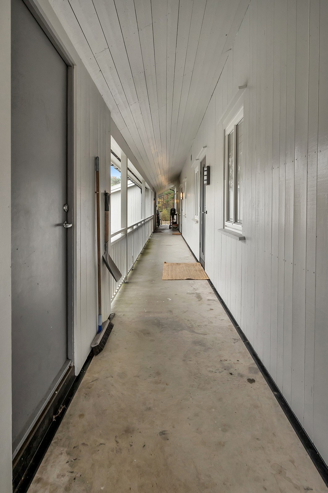 Svalgangen med boden til venstre. Galleribilde