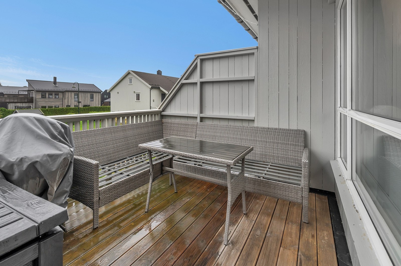 Fra stuen er det utgang til en deilig syd/vestvendt veranda. Galleribilde