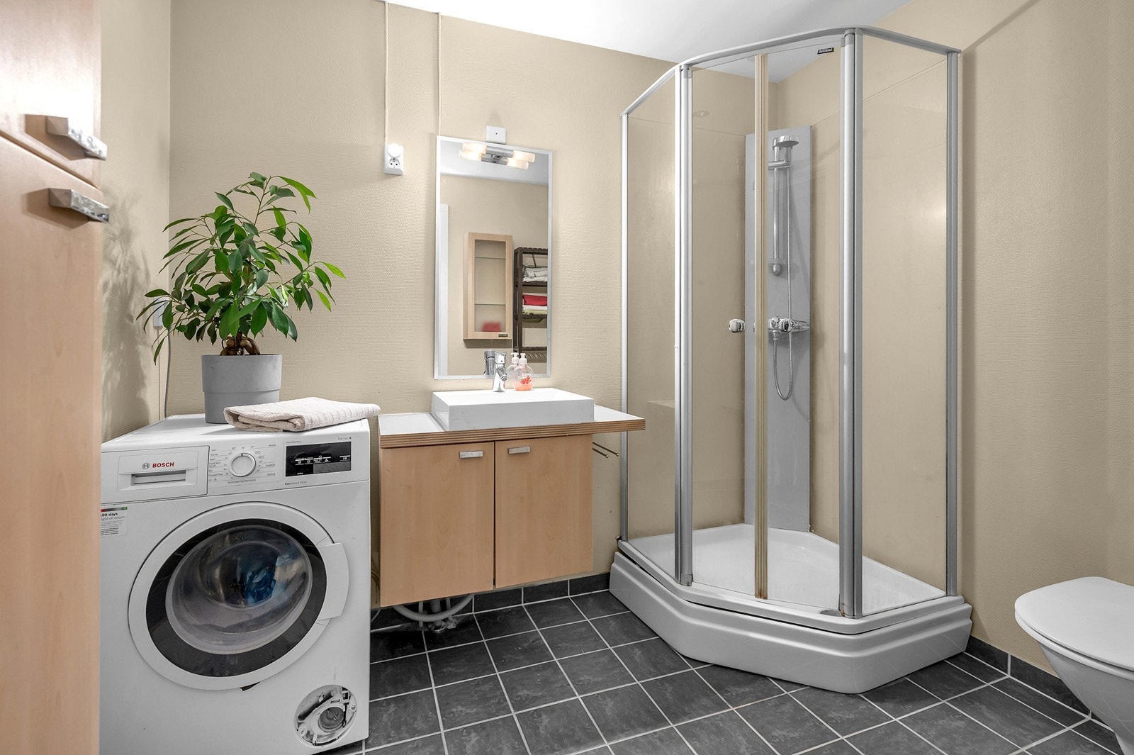 Flott flislagt bad/vaskerom med elektriske varmekabler. Opplegg til vaskemaskin. Galleribilde