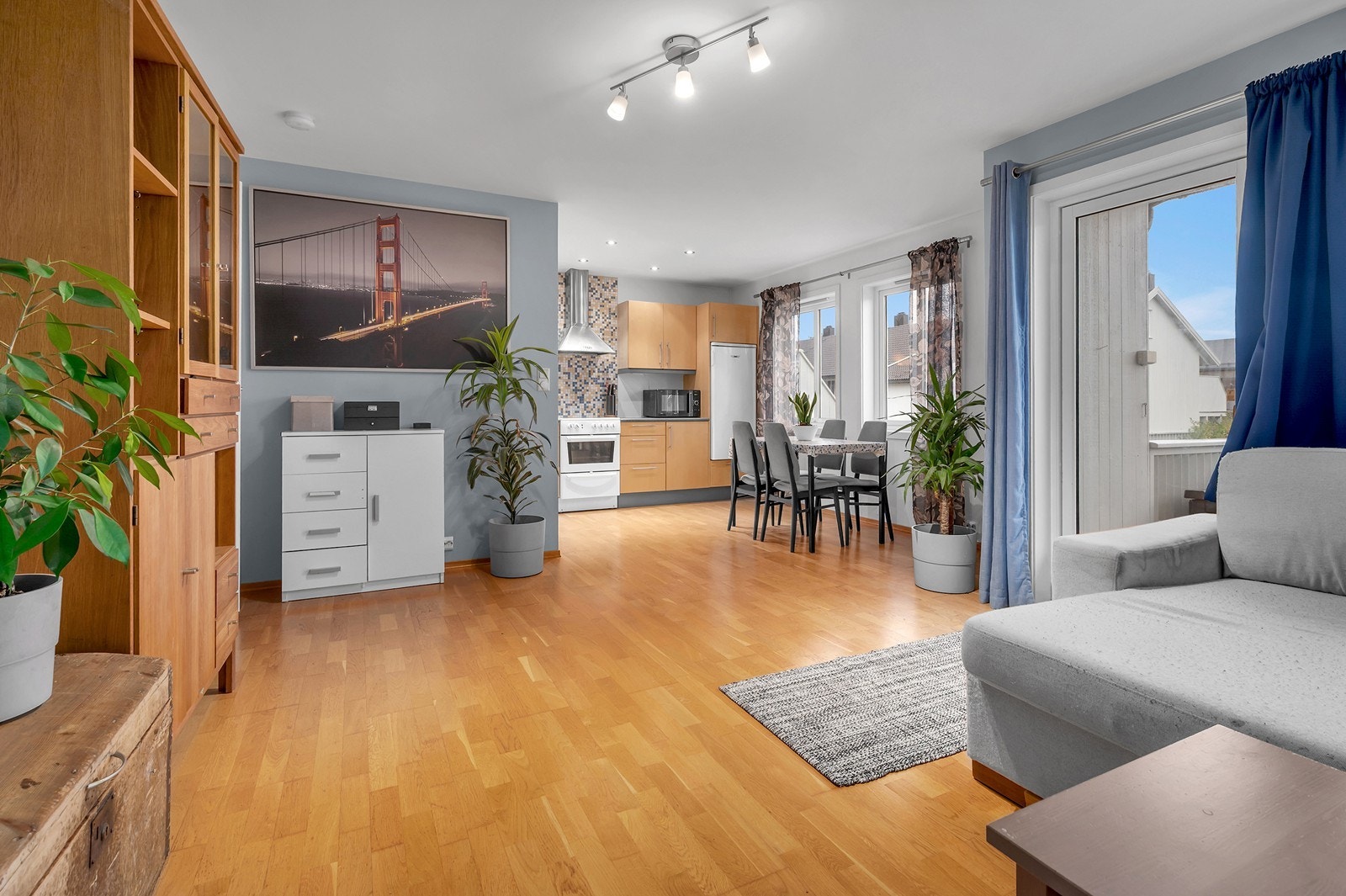 I enden av gangen kommer man inn til en romslig stue med delvis åpen kjøkkenløsning. Galleribilde