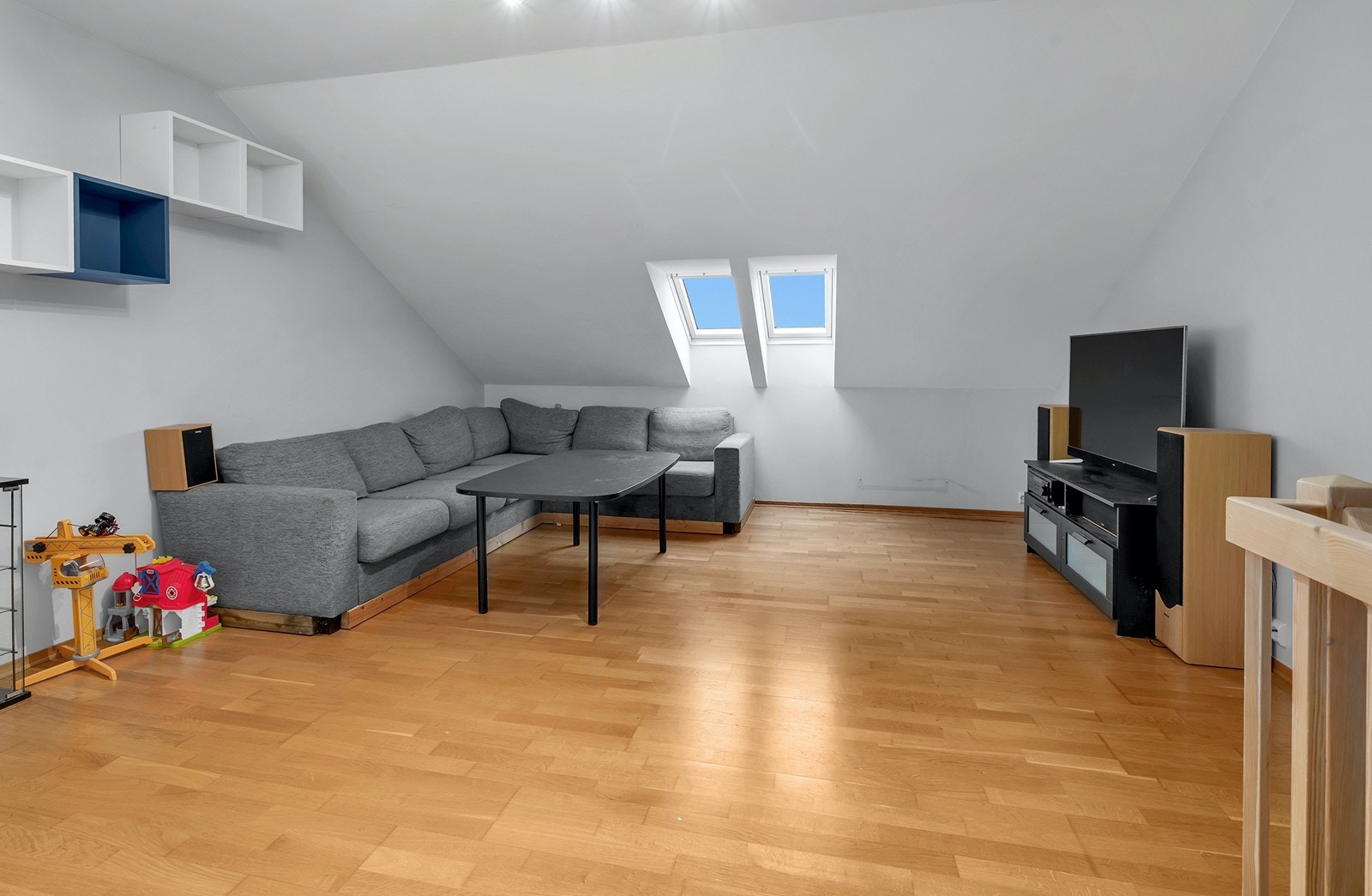 Vi har tatt turen opp til loftsetasjen hvor vi møtes av en romslig og lys TV-stue. God plass til å innrede etter behov. Galleribilde