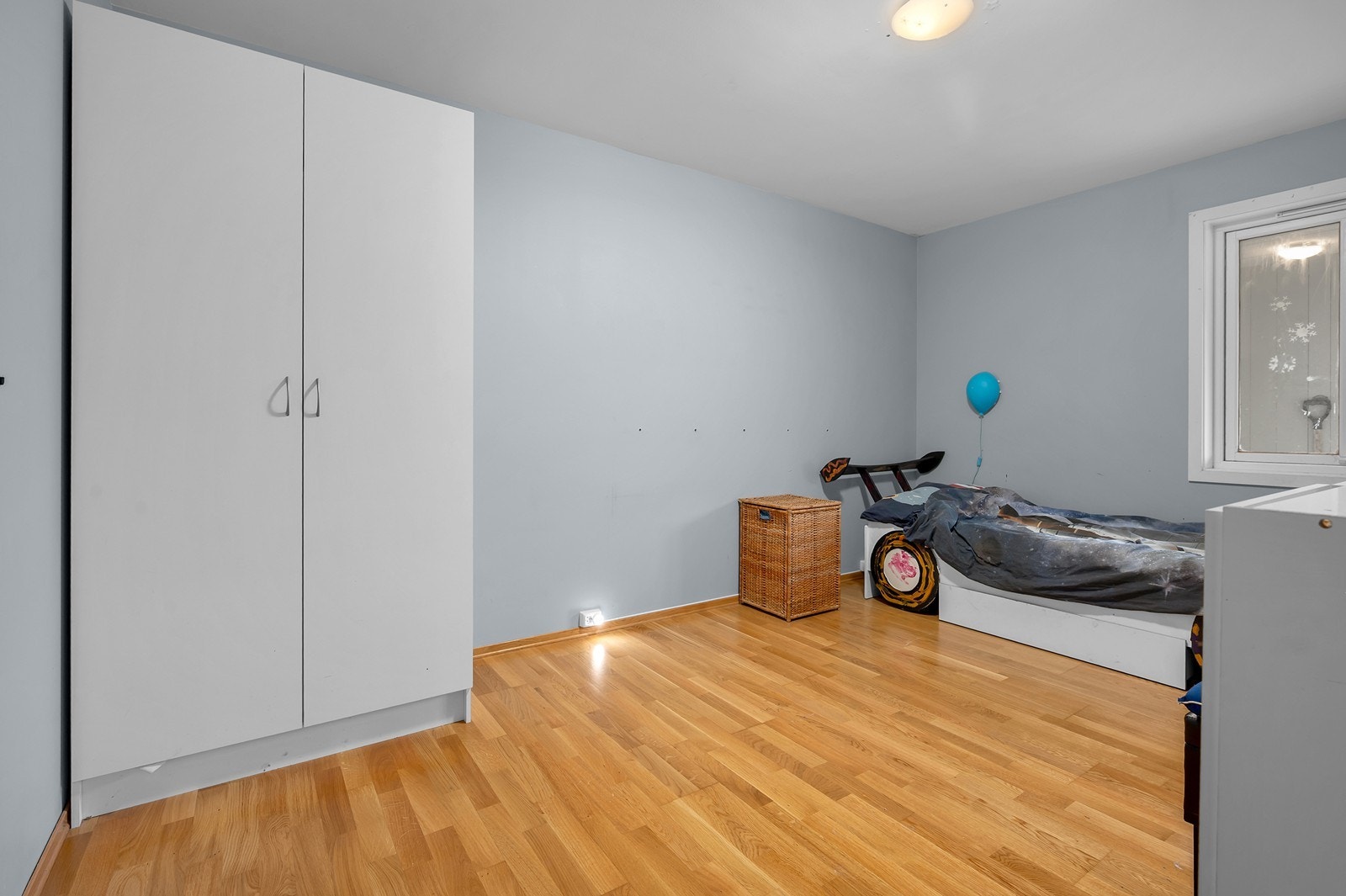 Soverom 1 - meget god størrelse og plass for å innrede med dobbeltseng. Garderobeskap medfølger handelen. Galleribilde