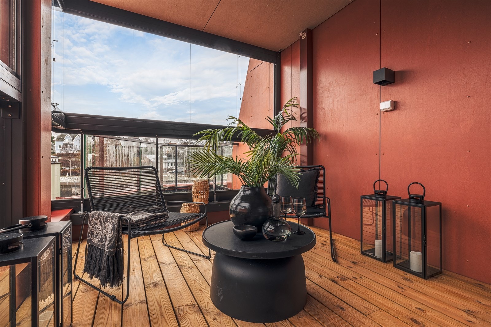 Den innglassede balkongen måler 7kvm og gir god plass til en hyggelig sittegruppe og/eller spisegruppe | Perfekt for avslapning hele året. Galleribilde