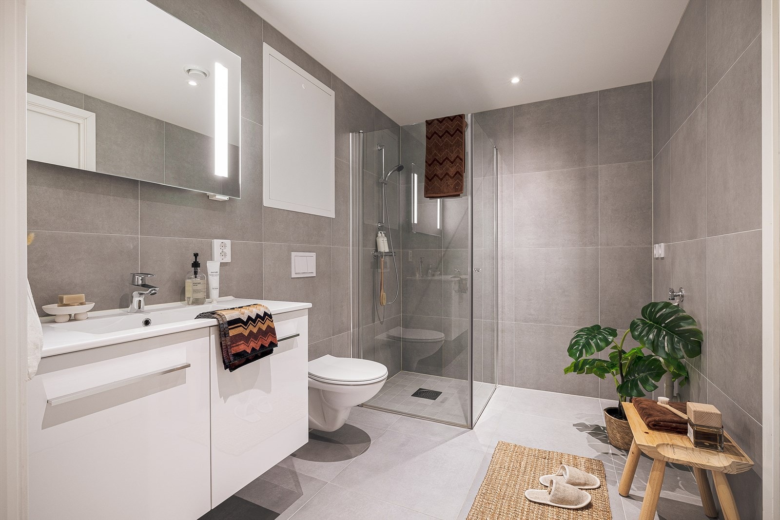 Badet er smakfullt innredet med moderne materialvalg og en delikat stil. Galleribilde