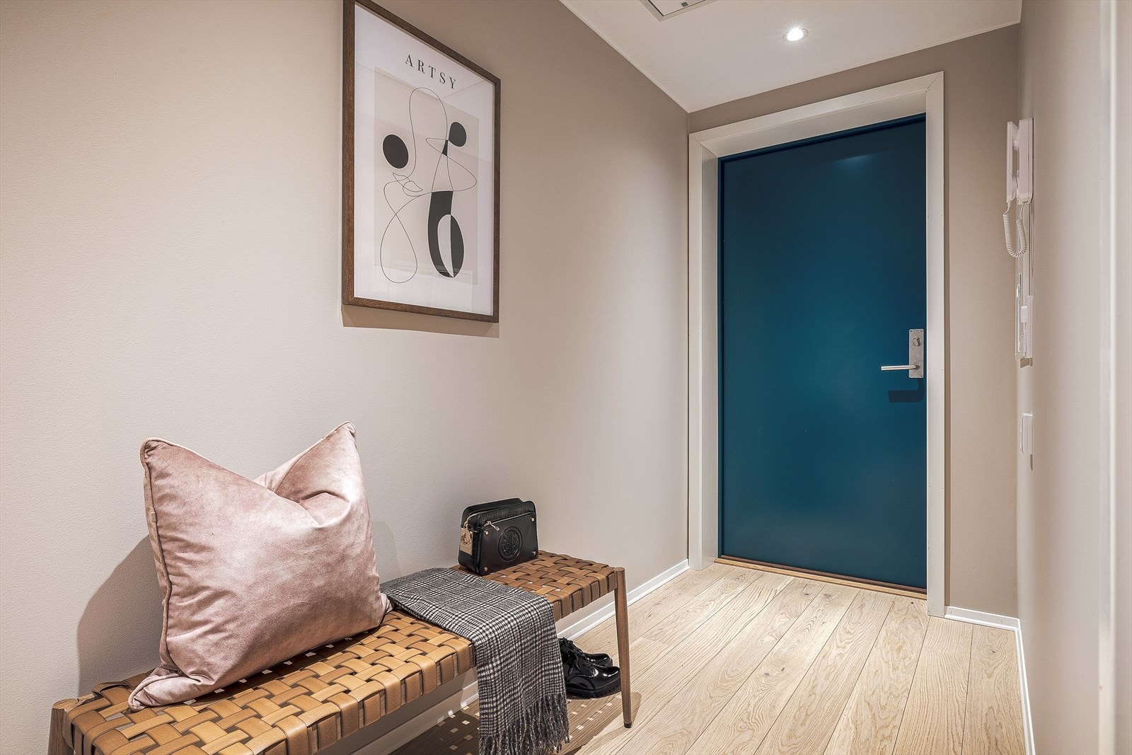 Innbydende lys og romslig entrée | Til leiligheten er det trappefri adkomst via heis Galleribilde