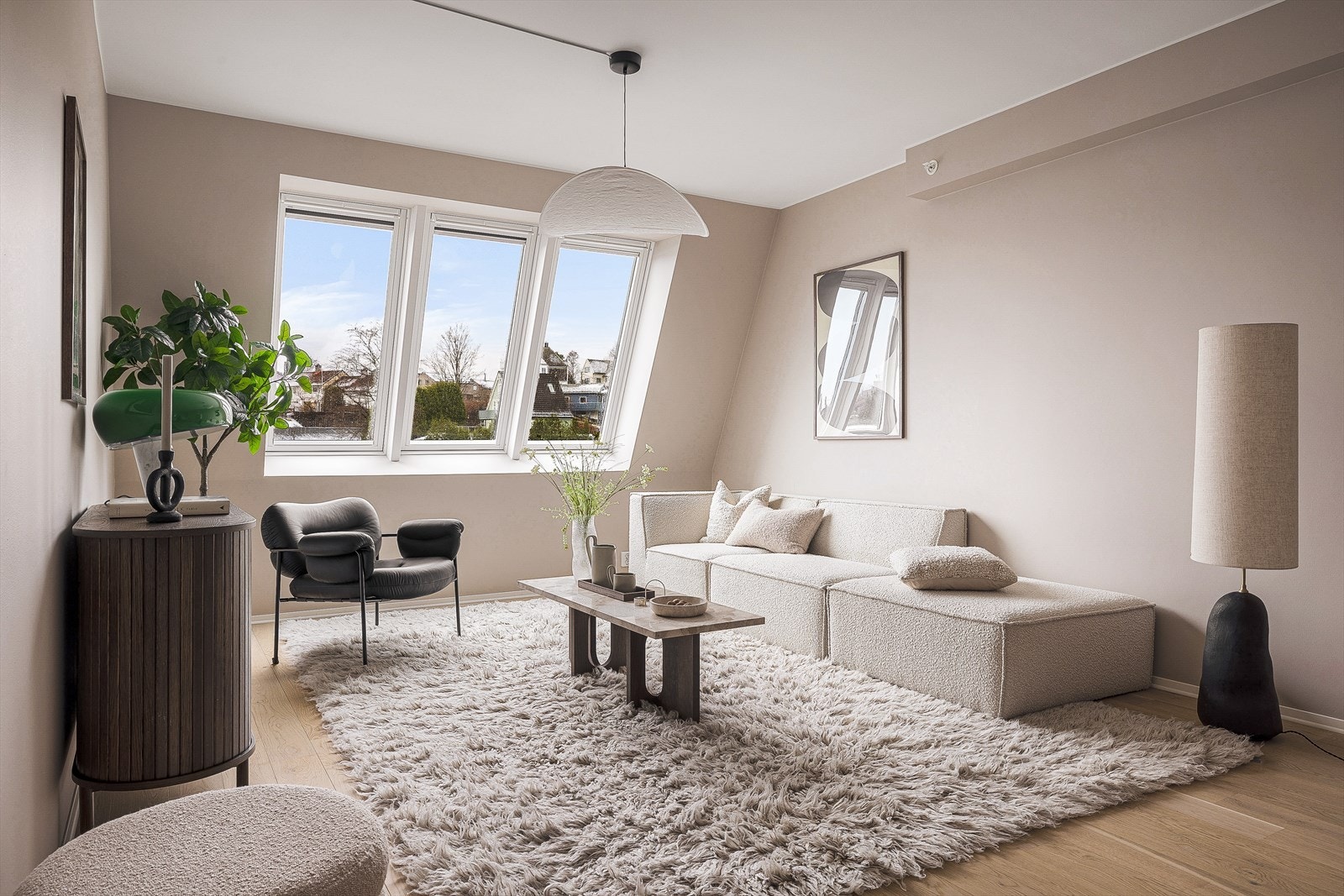 Stuen har plass til en romslig sofagruppe. Galleribilde