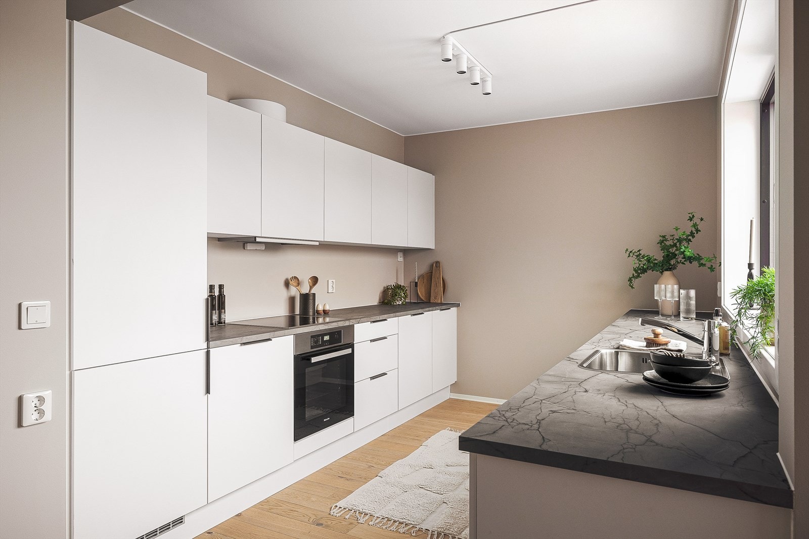 Stilrent og tidløst kjøkken fra kvalitetsmerket HTH. Galleribilde