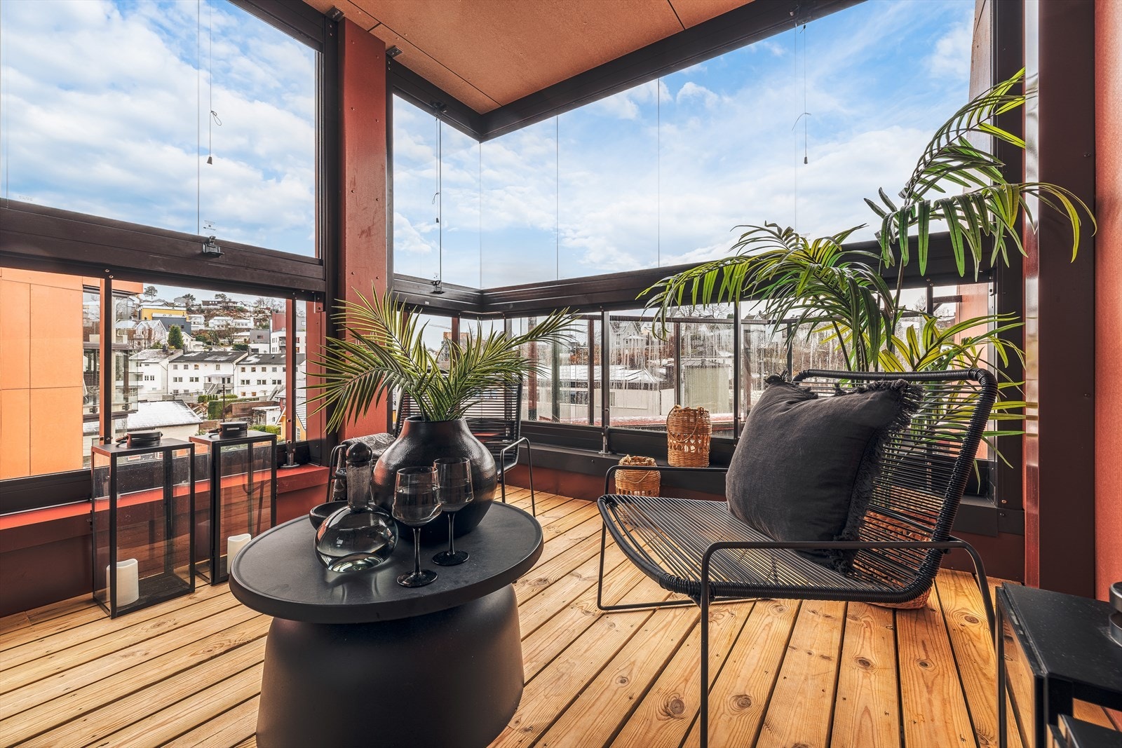 Med store skyvedører i glass kan balkongen lukkes for helårsbruk eller åpnes opp for å nyte solrike dager. Galleribilde