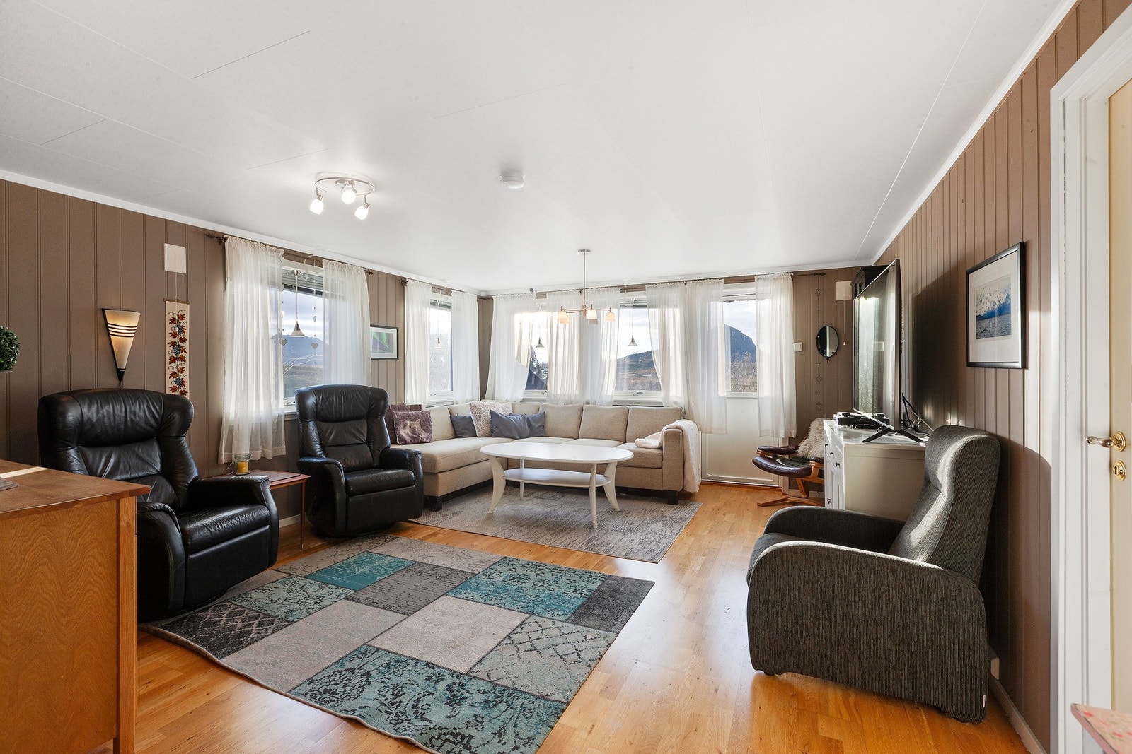 Videre kommer vi inn til stue 2. Flere vindusflater gir godt med naturlig lysinnslipp. Galleribilde