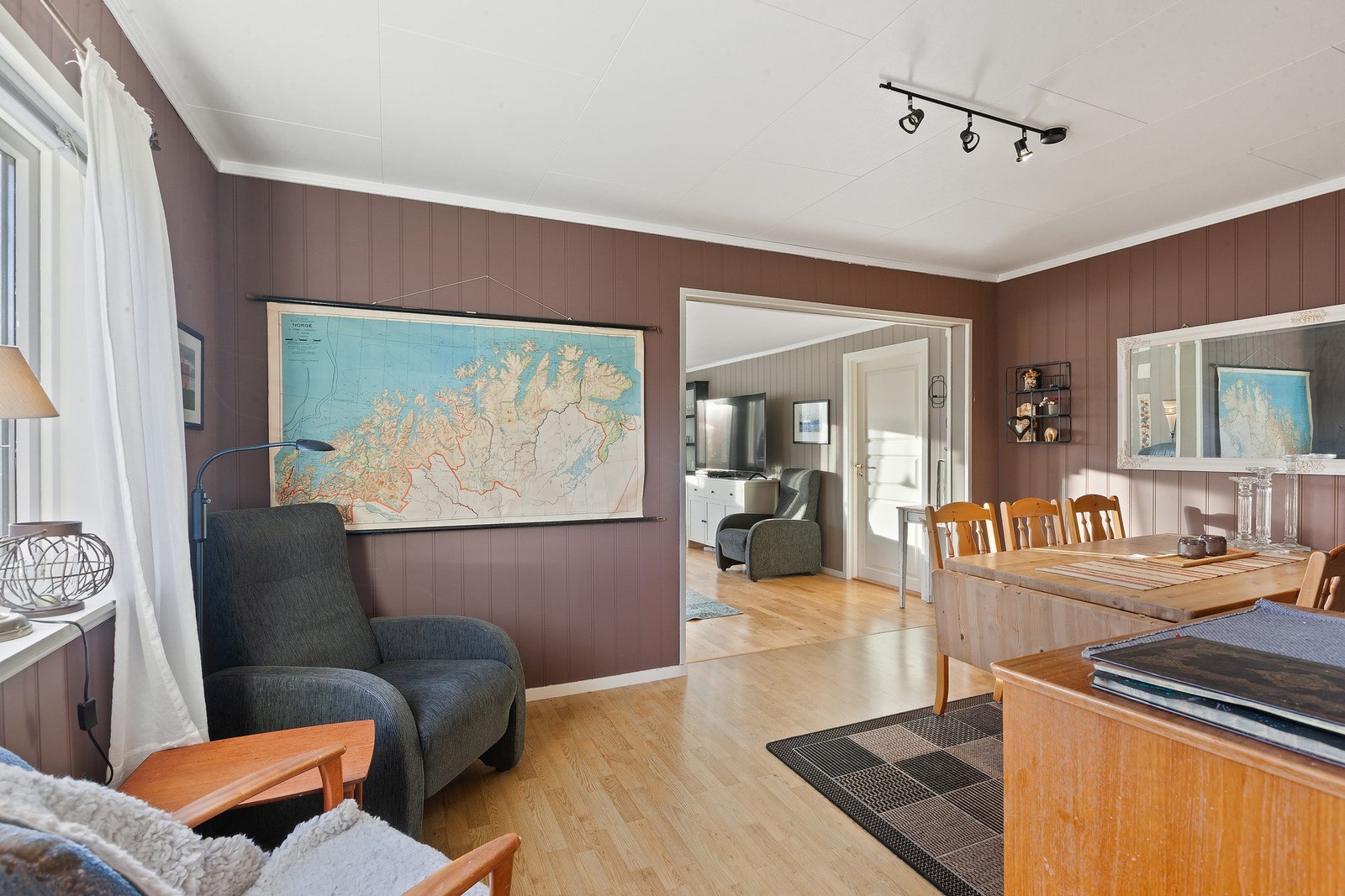 Det er to stuer i boligen. Galleribilde