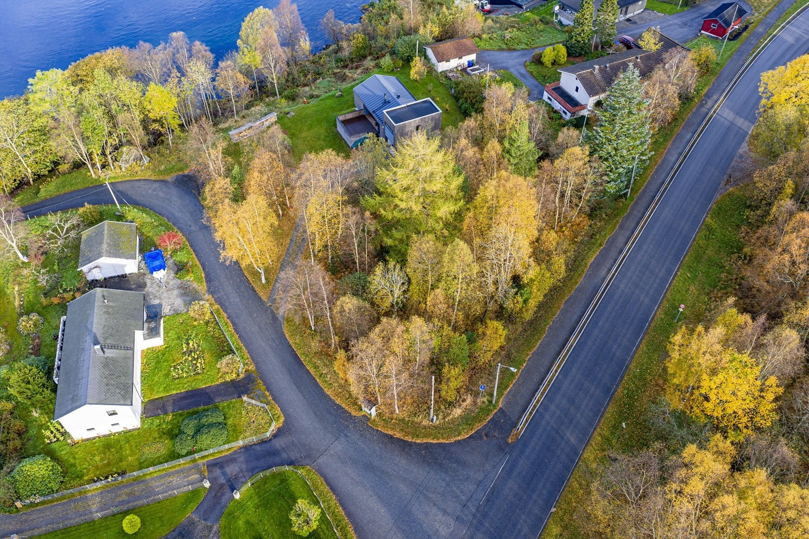 Tomten er på hele 1214 kvadratmeter og er relativt flat Galleribilde