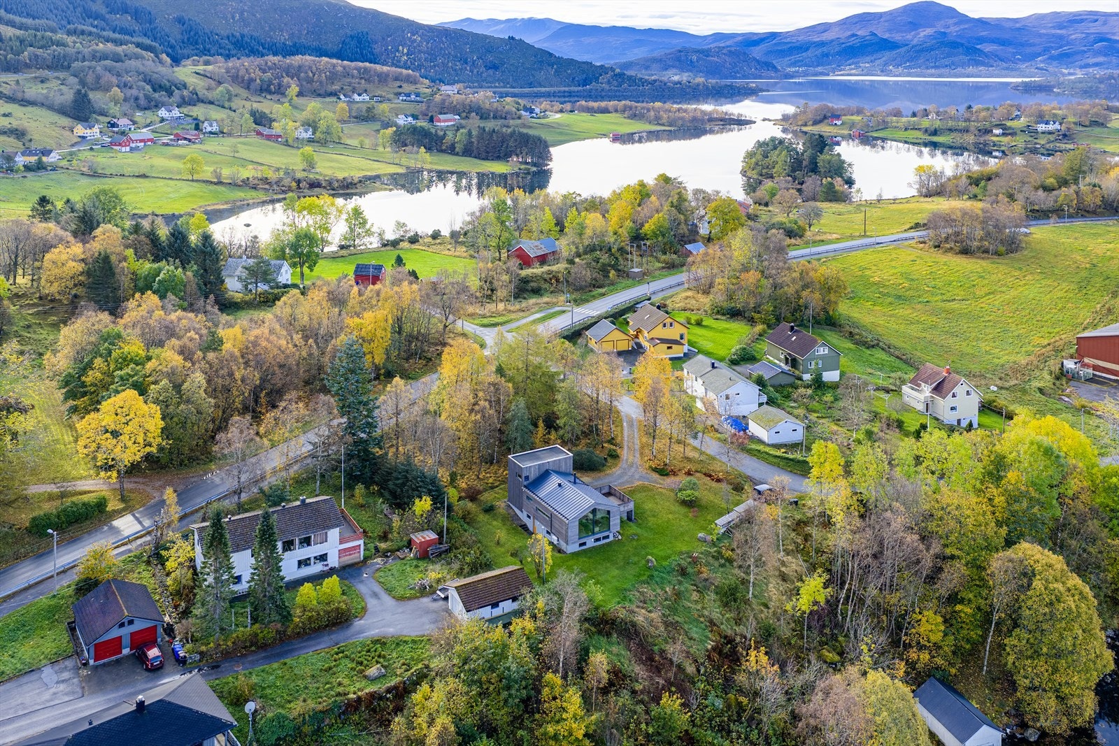 På hjørne av tomten har naboen en tinglyst veirett over tomten Galleribilde