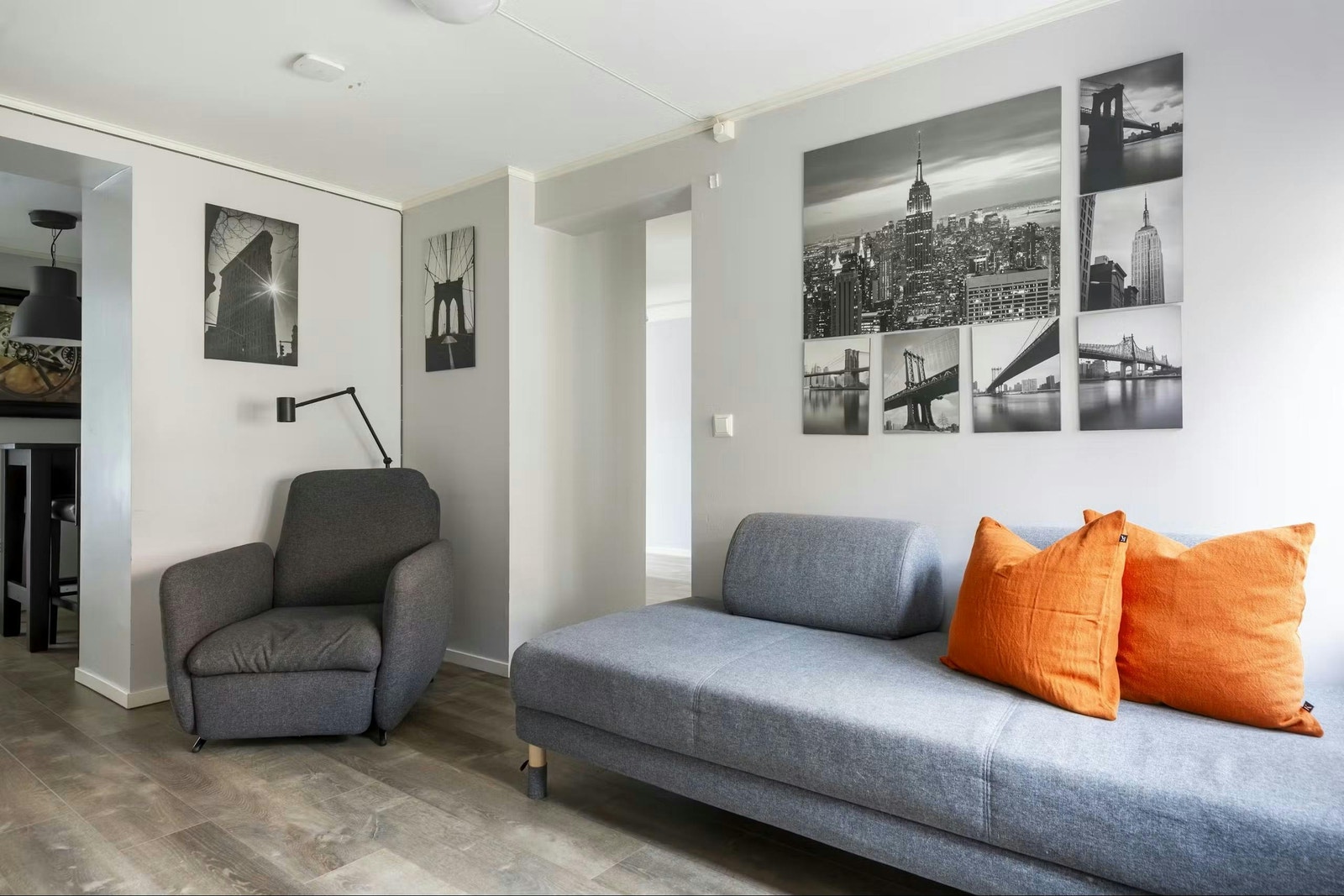 Stue: Leiligheten leies ut fullt møblert med tilpassede og velholdte møbler Galleribilde