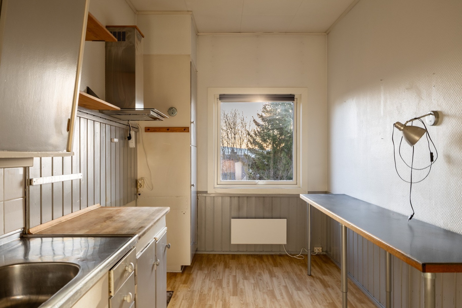 Det er plass til spisebord ved vinduet. Galleribilde