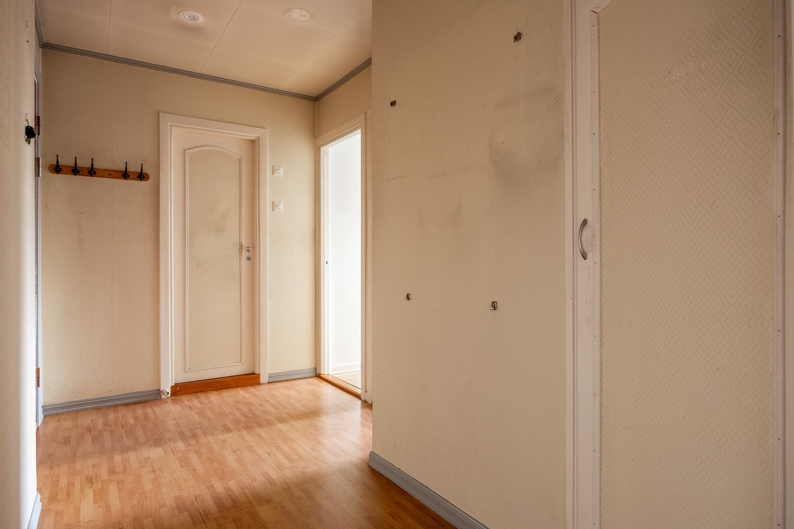 Gangen har plass til klesoppheng og oppbevaring av sko. Galleribilde