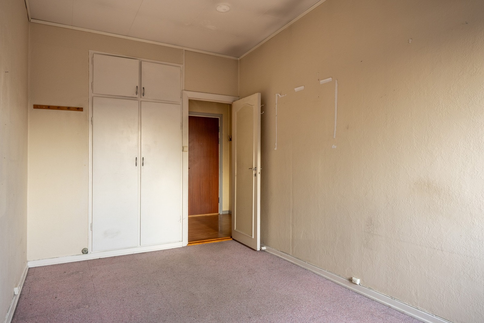 Det er plassbygd gardeobeskap. Galleribilde