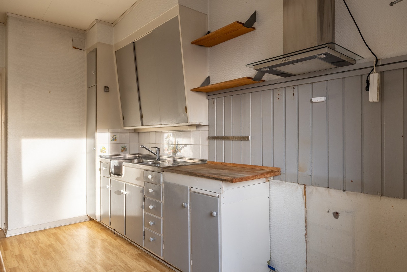 Eldre kjøkkeninnredning med behov for utskiftning. Galleribilde