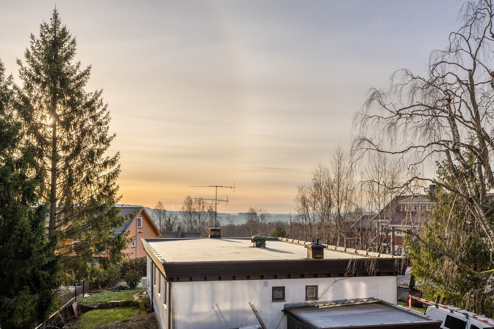 Leiligheten har fin internbeliggenhet i 3. etasje med trivelig utsyn. Galleribilde