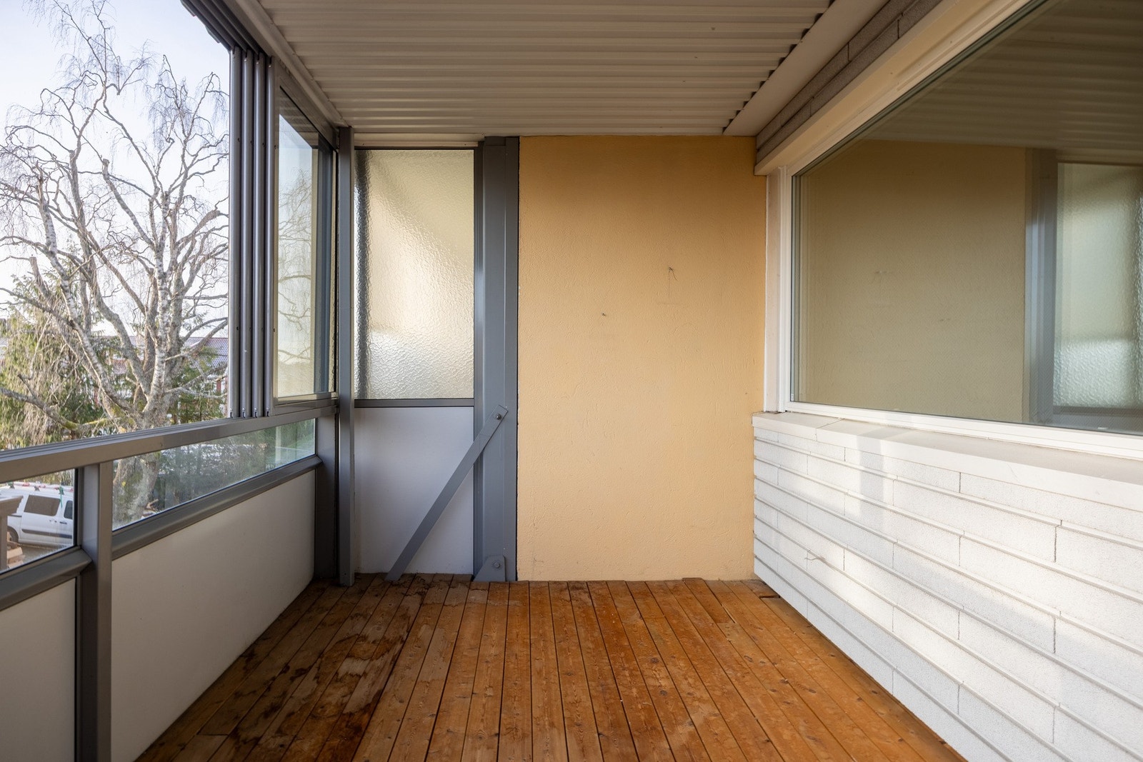 Fra stuen er det utgang til en innglasset balkong. Galleribilde