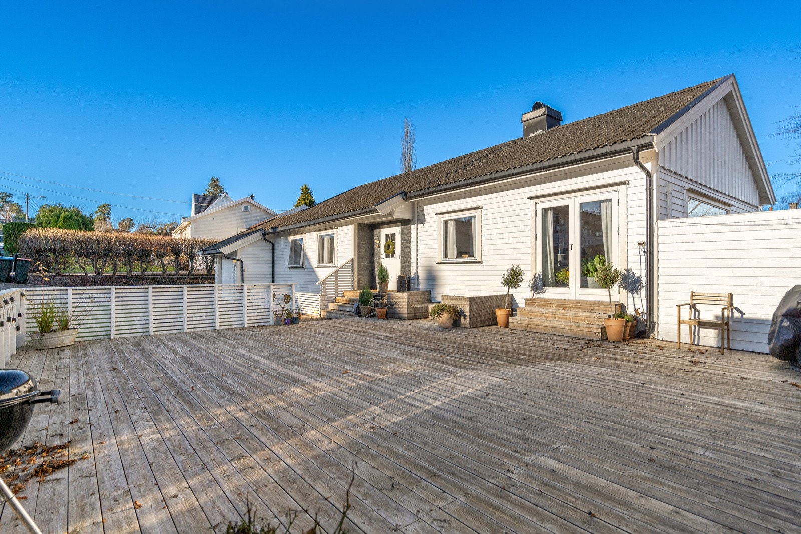 Eiendommen bader i sol fra tidlig morgen Galleribilde