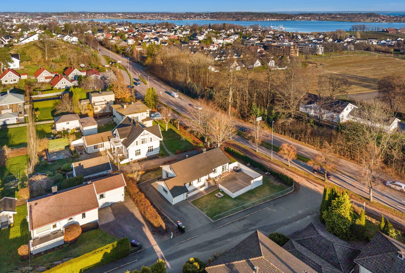 Bussholdeplass i umiddelbar nærhet og kort vei til koselige Teie torv med bl.a. matbutikker, flere forretninger, cafeer, vinmonopol og bakeri. Galleribilde