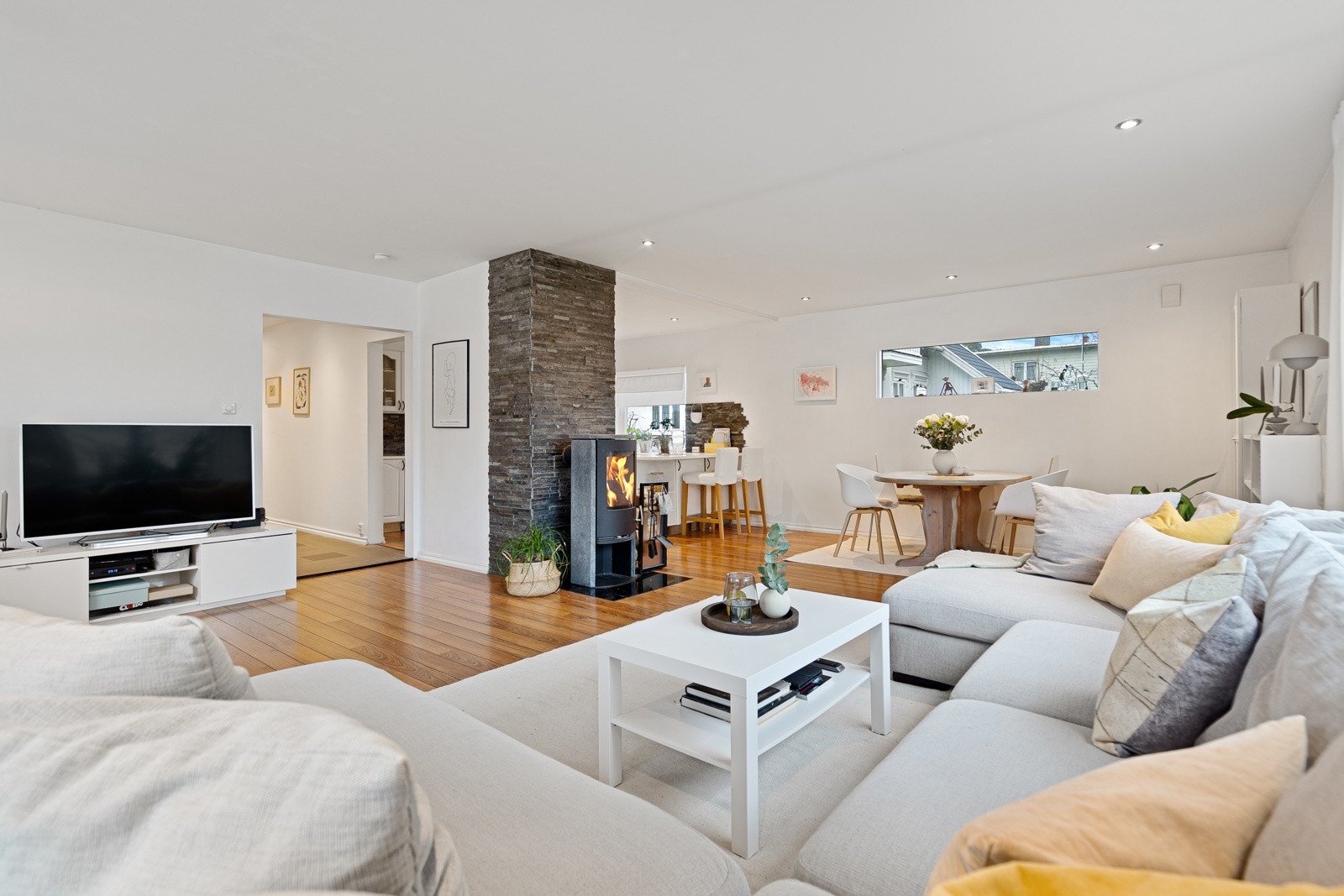 Fra stuen er det direkte utgang til en solrik terrasse og den hyggelige hagen. Galleribilde