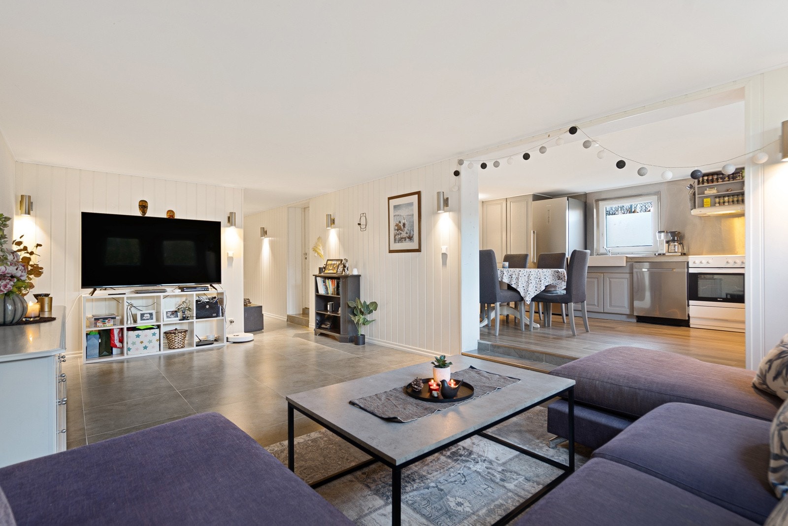 Underetasjen er innredet som en egen leilighet med egen inngang (underetasjen er ikke søkt godkjent for varig opphold). Galleribilde